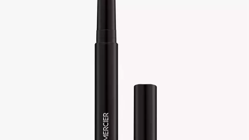 Enhancing Blue Eyes: Expert Makeup Techniques and Product Recommendations