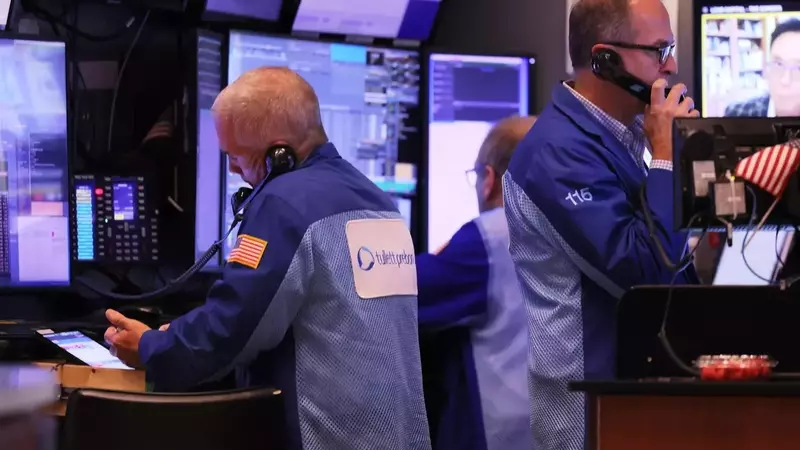 Understanding Leveraged and Non-Leveraged Nasdaq ETFs: QQQ vs. TQQQ