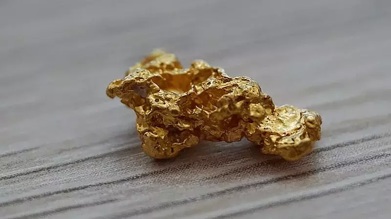 Gold Prices Rise as Dollar Weakens, Geopolitical Tensions Ease