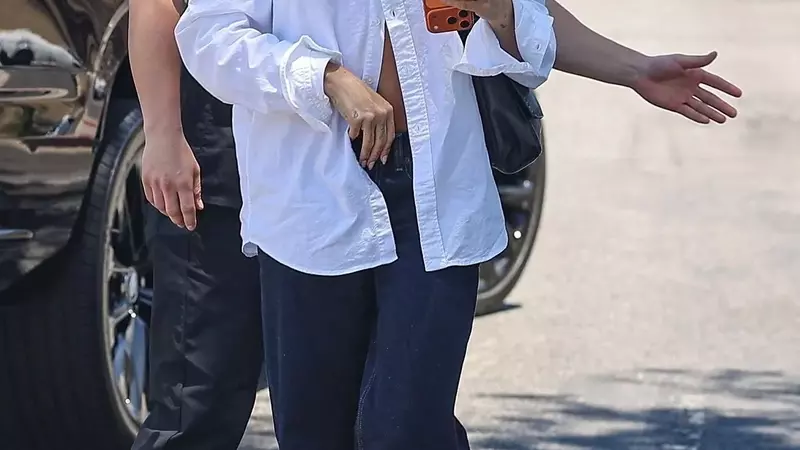 Celebrity-Inspired Button-Up Shirt Styling: From Casual Chic to Modern Elegance