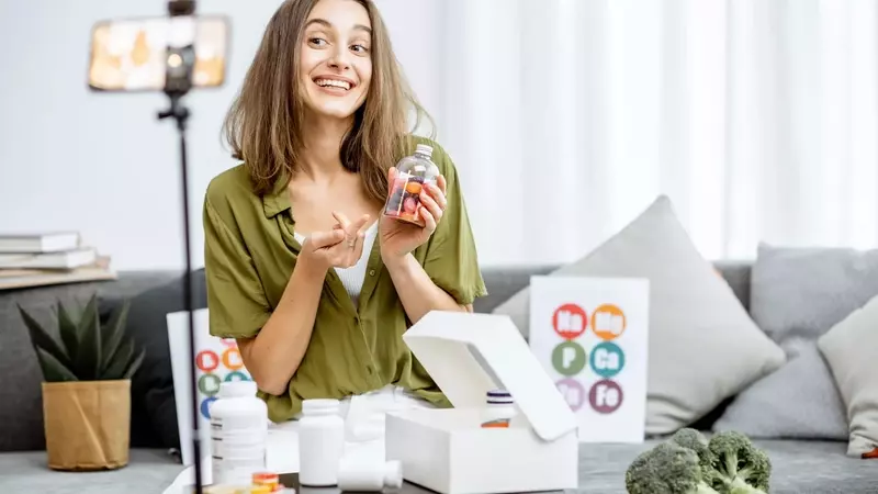Influencer e Integratori: Pubblicità Ingannatrice in Crescita e Controlli Inadeguati