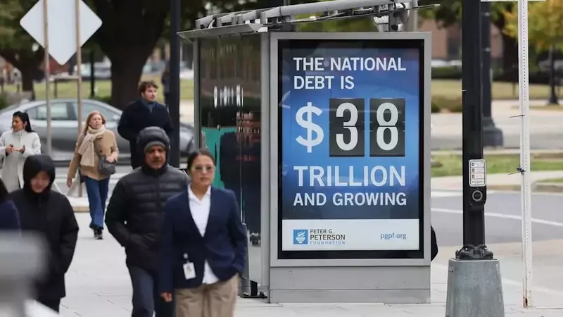 US Debt Surges, Fueling Investor Shift to Bitcoin and Gold