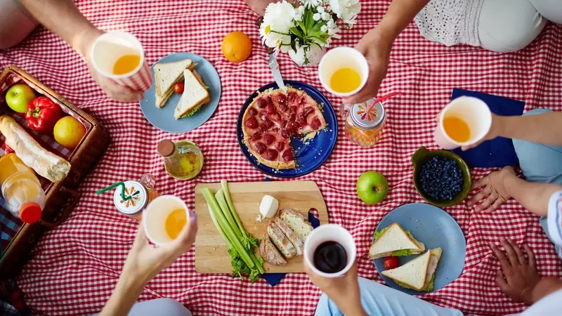 I dieci alimenti più rischiosi per la salute: cosa evitare in estate