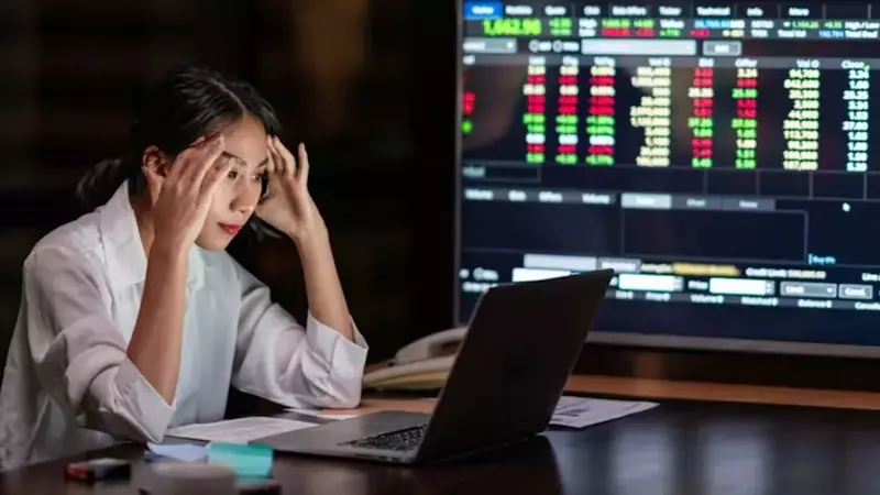 Emotional Investing: Navigating Market Swings