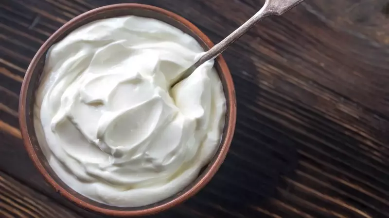 Lo yogurt greco: un lusso proteico in crescita, tra costi elevati e benefici nutrizionali