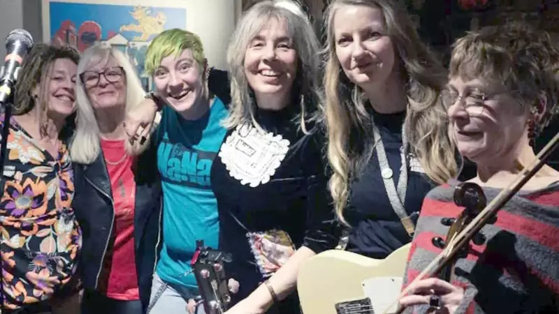 NaNaz: Le cinquantenni ribelli che urlano punk contro le ingiustizie