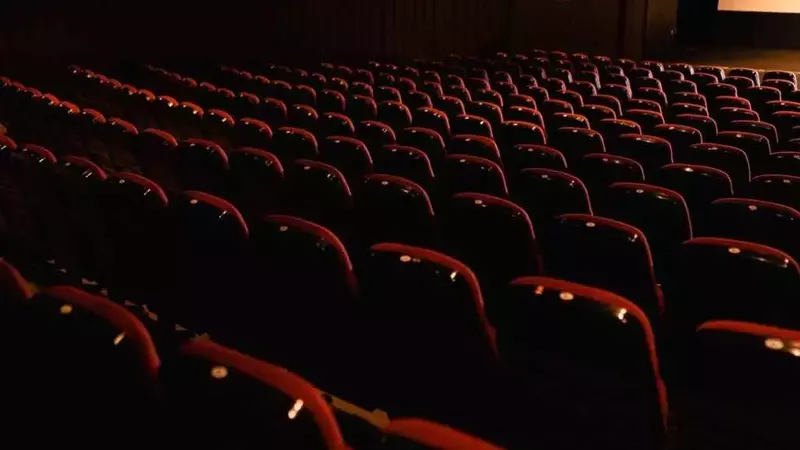 Sanremo Trasforma il Cinema Ariston in Oasi Climatizzata Gratuita Contro il Caldo Estivo