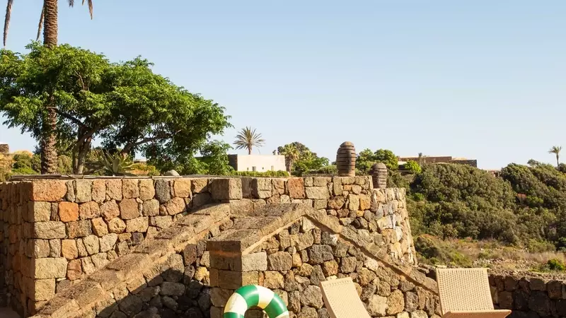 Un'Oasi di Design e Tradizione: Il Dammuso di Pantelleria Rivelato dall'Architetta Franco