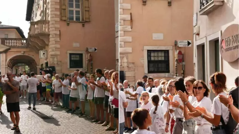 Comunità di Arco Unita: Catena Umana per il Trasloco Emotivo di una Storica Libreria