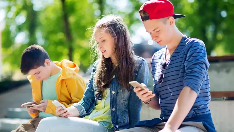YouTube e i Disturbi Alimentari: Un Allarme Costante per i Giovani