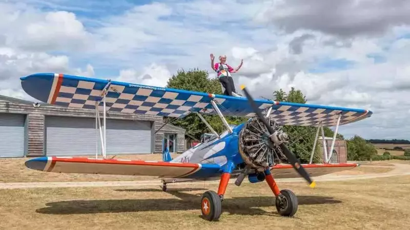 La nonna più audace del mondo: Betty Bromage e il suo record di wing walking