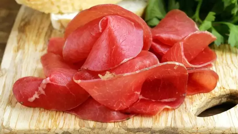 Bresaola: Le Migliori Opzioni al Supermercato e Consigli per un Consumo Consapevole