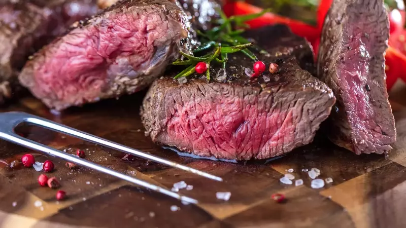 Consumo di Carne al Sangue: Guida alla Sicurezza e alle Precauzioni Necessarie