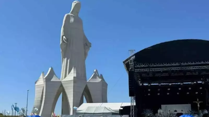 La Gigantesca Madonna della Misericordia di Konotopie Supera il Cristo di Rio