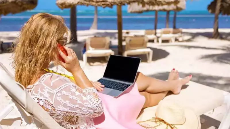 Il Lavoro Invasivo: Quando WhatsApp e Email Rubano le Nostre Vacanze