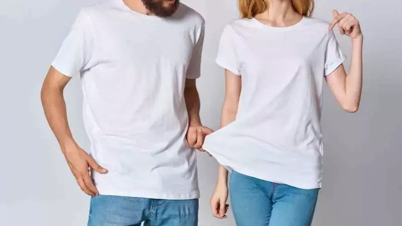 Test di Qualità Rivelatore: Molte T-shirt Bianche Svaniscono Presto, H&M e Mango Tra le deludenti