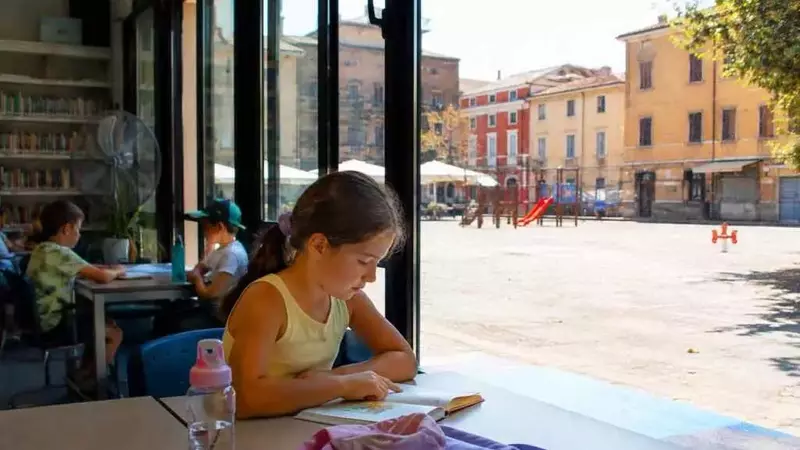 L'Ondata di Calore Estrema Sottrae l'Infanzia ai Bambini: Verso un 'Lockdown Climatico'