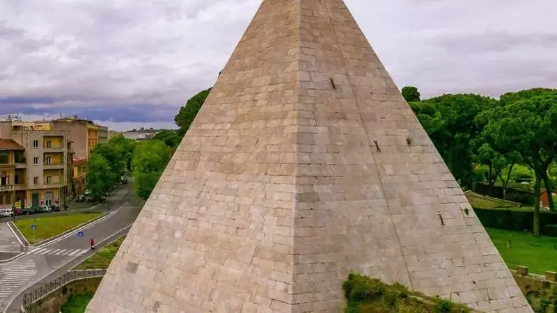 La Piramide Cestia: Un Monumento Eterno Riapre al Pubblico a Roma