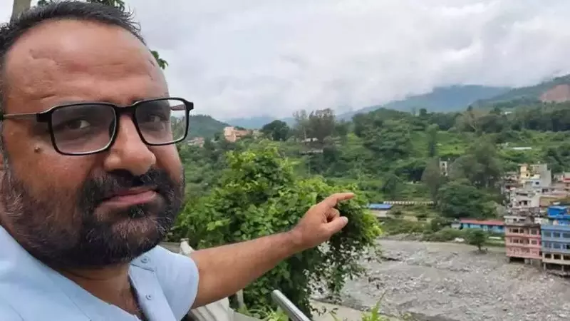 Preside eroico salva 900 studenti in Nepal dall'alluvione devastante
