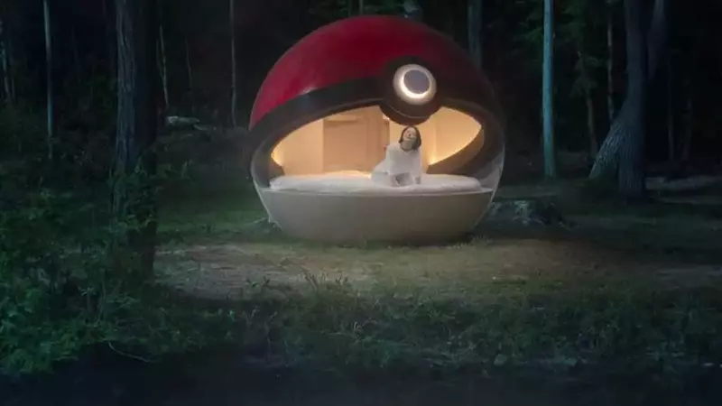 Sogno Pokémon si Avvera: Pernottamento in una Gigante Poké Ball Immersa nella Natura