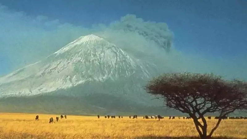 Ol Doinyo Lengai: Il Vulcano Unico con Lava Nera che Imbianca