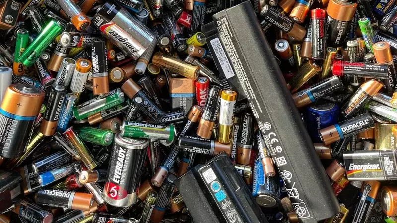 Batterie e Rifiuti Elettronici: La Sfida del Recupero e gli Investimenti Necessari