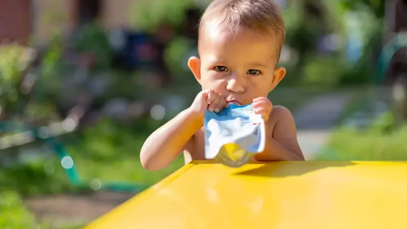 Alimenti per l'infanzia in buste con beccuccio: un'analisi critica sulla loro idoneità allo svezzamento