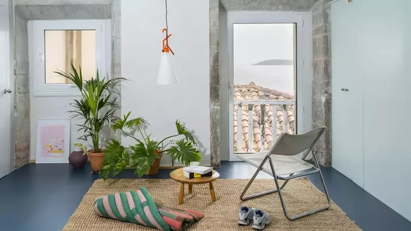Ristrutturazione Spaziosa: L'Appartamento a Doppio Livello con Vista Mare