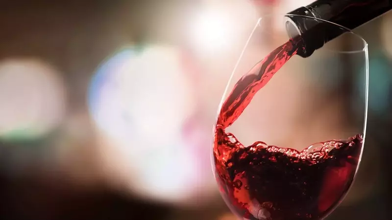 Il Microbiota del Vino: L'Impronta Indelebile del Territorio e la Sua Resistenza ai Lieviti Commerciali