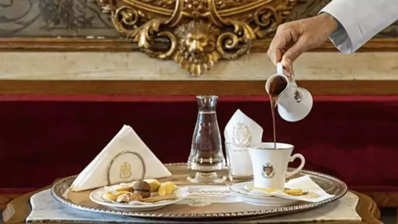 Costo Elevato al Caffè Storico di Venezia: La Polemica sui Prezzi Turistici