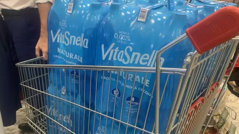 Il Peso Nascosto dell'Acqua in Bottiglia: Un Fardello da Oltre una Tonnellata all'Anno