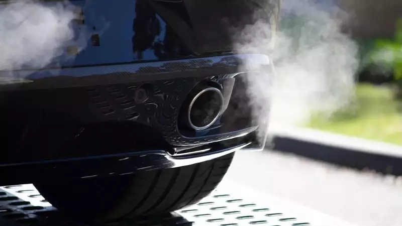 La Cancellazione del Bollo Auto: Un Passo Indietro per l'Ambiente e la Salute
