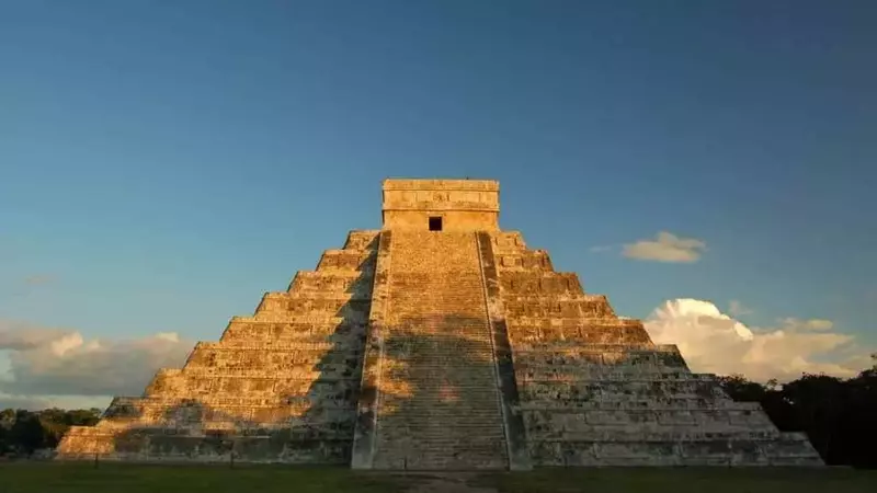 Il Mistero del Serpente Piumato a Chichén Itzá