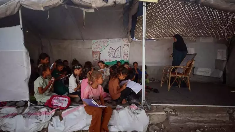 Ricostruire il Futuro: Il Ritorno a Scuola dei Bambini di Gaza tra Tende e Speranza